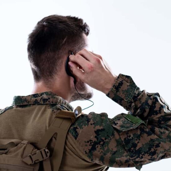 Fiatal katona fülesén keresztül kapcsolatba lép bajtárssal.